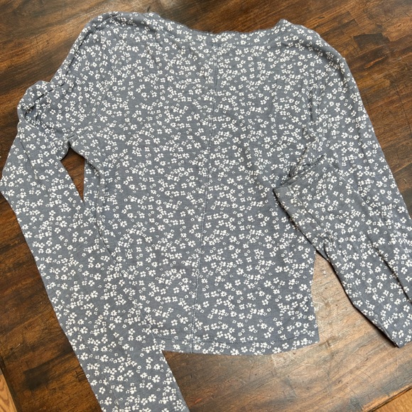 PacSun Basics long sleeve floral top size medium - dusty blue in color - Picture 4 of 5